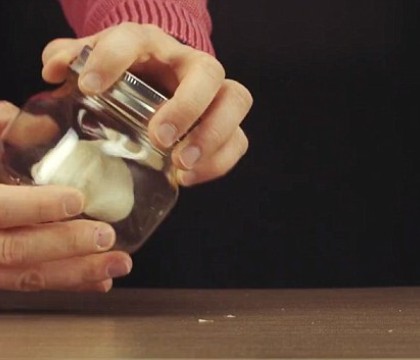 Cum sa cureti o capatana de usturoi in doar 30 de secunde. Ai nevoie doar de un borcan - VIDEO Cum sa cureti o capatana de usturoi in doar 30 de secunde. Ai nevoie doar de un borcan - VIDEO