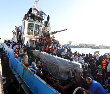 Aproape 900 de imigranti au fost salvati, miercuri, in Marea Mediterana, de autoritatile italiene si franceze Aproape 900 de imigranti au fost salvati, miercuri, in Marea Mediterana, de autoritatile italiene si franceze