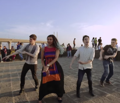 Michael Jackson pe ritmuri din India. Un mash-up al piesei "Don\'t Stop \'Til You Get Enough" a ajuns viral pe internet Michael Jackson pe ritmuri din India. Un mash-up al piesei "Don\'t Stop \'Til You Get Enough" a ajuns viral pe internet