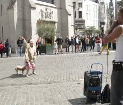 Imaginile care fac senzatie pe internet. O batranica a dansat, in Bruxelles, pe ritmuri de beatbox Imaginile care fac senzatie pe internet. O batranica a dansat, in Bruxelles, pe ritmuri de beatbox