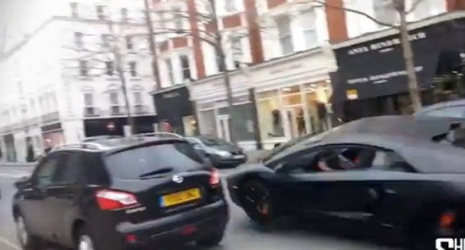 A facut praf un Lamborghini Aventador de 300.000 de lire! Iata cum s-a intamplat accidentul. VIDEO A facut praf un Lamborghini Aventador de 300.000 de lire! Iata cum s-a intamplat accidentul. VIDEO