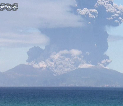 Imagini spectaculoase cu eruptia vulcanului Shindake din Japonia. O intreaga insula a fost evacuata Imagini spectaculoase cu eruptia vulcanului Shindake din Japonia. O intreaga insula a fost evacuata