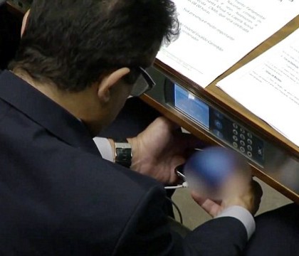 Parlamentar surprins in timp ce viziona pe telefon filme pentru adulti. Reactia colegilor de langa el Parlamentar surprins in timp ce viziona pe telefon filme pentru adulti. Reactia colegilor de langa el