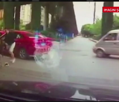 O femeie din China a fost batuta cu mainile si picioarele de un sofer. Momentele de violenta au fost FILMATE O femeie din China a fost batuta cu mainile si picioarele de un sofer. Momentele de violenta au fost FILMATE