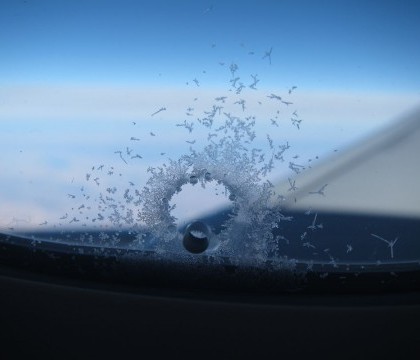 Ce rol are gaura din geamul avionului. Un pilot explica un "secret" pe care putini pasageri il realizeaza Ce rol are gaura din geamul avionului. Un pilot explica un "secret" pe care putini pasageri il realizeaza