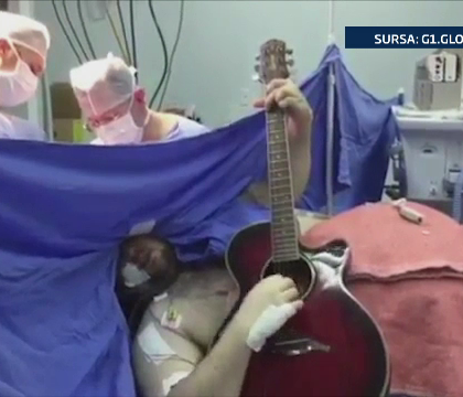 Un brazilian a cantat la chitara in timp ce era operat pe creier. Medicii au intervenit pentru a-i indeparta o tumoare Un brazilian a cantat la chitara in timp ce era operat pe creier. Medicii au intervenit pentru a-i indeparta o tumoare