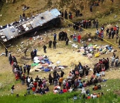 17 morti si zeci de raniti dupa ce un camion plin cu elevi a cazut intr-o prapastie, in Munzii Anzi din Peru 17 morti si zeci de raniti dupa ce un camion plin cu elevi a cazut intr-o prapastie, in Munzii Anzi din Peru