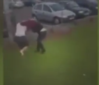Imagini violente in parcarea unui supermarket. Doua adolescente, filmate in timp ce se bateau cu bestialitate - VIDEO Imagini violente in parcarea unui supermarket. Doua adolescente, filmate in timp ce se bateau cu bestialitate - VIDEO