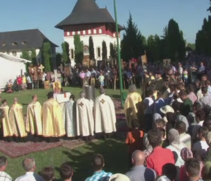 "O sa fie foamete!". In Romania secolului XXI, oamenii au iesit cu 23 de preoti in strada pentru a scapa de seceta "O sa fie foamete!". In Romania secolului XXI, oamenii au iesit cu 23 de preoti in strada pentru a scapa de seceta