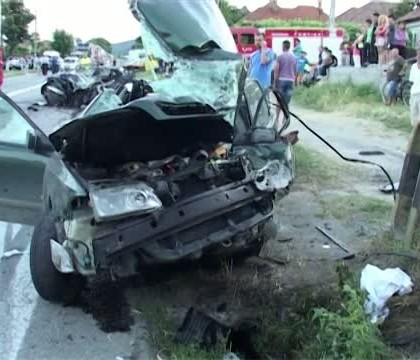 Accident cu 3 morti provocat de soferul unei cisterne care a luat la ocazie o prostituata. Ce facea cand a pierdut controlul Accident cu 3 morti provocat de soferul unei cisterne care a luat la ocazie o prostituata. Ce facea cand a pierdut controlul