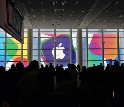 Apple cheltuieste miliarde de dolari pentru o retea de mare viteza cu care sa intre in competitie cu Google si Microsoft