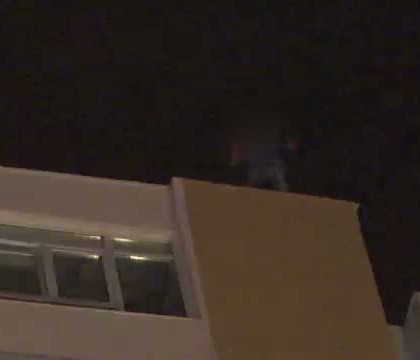 Suparat ca iubita l-a parasit, un tanar din Pitesti, Romania, a vrut sa se arunce de la etaj. Trecatorii s-au adunat ca la spectacol Suparat ca iubita l-a parasit, un tanar din Pitesti, Romania, a vrut sa se arunce de la etaj. Trecatorii s-au adunat ca la spectacol