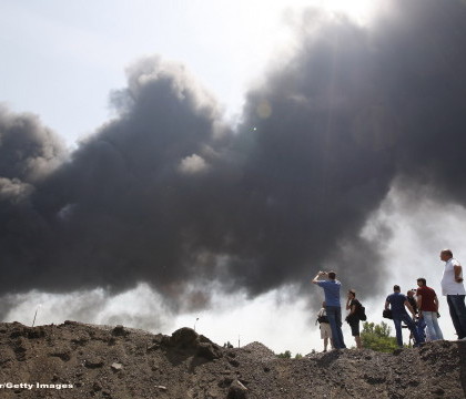 Dezastru ecologic in Ucraina. Incendiul de la depozitul petrolier provoaca aparitia ploilor acide. Ar putea cadea oriunde Dezastru ecologic in Ucraina. Incendiul de la depozitul petrolier provoaca aparitia ploilor acide. Ar putea cadea oriunde