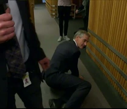 A cazut in timpul unei transmisiuni in direct. Reactia politicianului norvegian cand a vazut ca e filmat