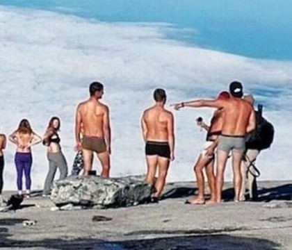 Fotografia pentru care 4 turisti occidentali au fost condamnati la 3 zile de inchisoare in Malaezia. "E un munte sacru" Fotografia pentru care 4 turisti occidentali au fost condamnati la 3 zile de inchisoare in Malaezia. "E un munte sacru"