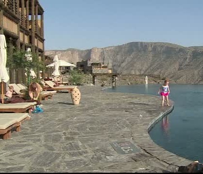 Hotelul care se confunda cu peisajul muntelui. Cat costa o vacanta de lux intr-un loc desprins parca din alta lume Hotelul care se confunda cu peisajul muntelui. Cat costa o vacanta de lux intr-un loc desprins parca din alta lume
