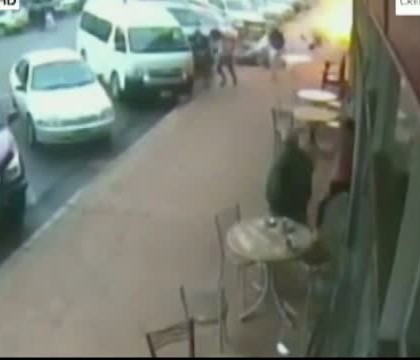 Explozie intr-o cafenea din Australia, dupa ce un camion a izbit peretele localului. O mama a murit in urma incendiului Explozie intr-o cafenea din Australia, dupa ce un camion a izbit peretele localului. O mama a murit in urma incendiului
