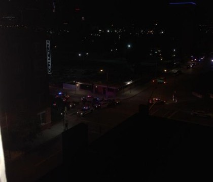 Focuri de arma langa sediul Politiei din Dallas, unde a fost gasita si o bomba. Un suspect a fost impuscat de lunetisti Focuri de arma langa sediul Politiei din Dallas, unde a fost gasita si o bomba. Un suspect a fost impuscat de lunetisti