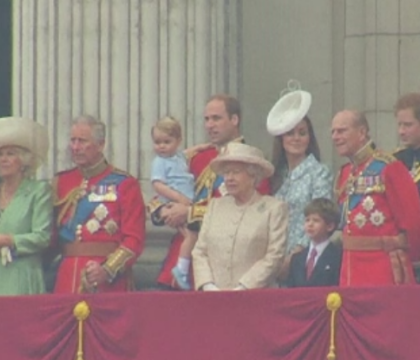 Printul George, in centrul atentiei la parada organizata in cinstea Reginei. Micutul a salutat publicul de la balcon