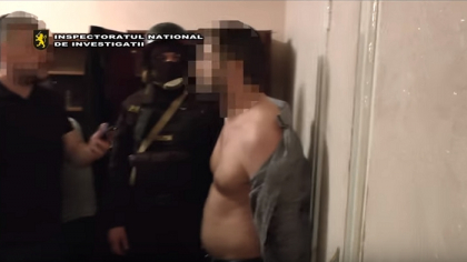 Indivizi azeri, implicati intr-un atac armat in Ucraina, retinuti la noi in tara: au intrat ilegal in RM si doreau sa-si faca acte false. Momentul in care oamenii legii dau buzna in apartamentul in care se aflau - VIDEO Indivizi azeri, implicati intr-un atac armat in Ucraina, retinuti la noi in tara: au intrat ilegal in RM si doreau sa-si faca acte false. Momentul in care oamenii legii dau buzna in apartamentul in care se aflau - VIDEO