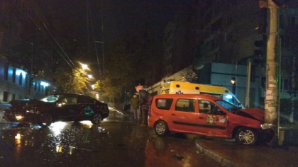 Grav accident in centrul capitalei. Doua masini, facute zob dupa ce s-au ciocnit violent. Una a intrat intr-un stalp - FOTO Grav accident in centrul capitalei. Doua masini, facute zob dupa ce s-au ciocnit violent. Una a intrat intr-un stalp - FOTO