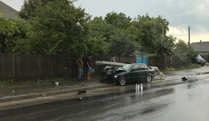 A luat pilonul pe capota. Isprava unui vitezoman din Orhei: barbatul a scapat ca prin minune - GALERIE FOTO A luat pilonul pe capota. Isprava unui vitezoman din Orhei: barbatul a scapat ca prin minune - GALERIE FOTO