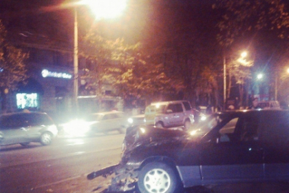 Accident cu implicarea a trei masini, in capitala: A lovit un taxi si o masina care stationa. Un barbat, la spital