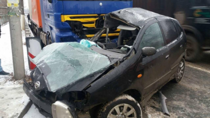 Accident grav in Peresecina. Un Nissan s-a ciocnit violent cu un autocamion: un pasager in varsta de 22 de ani a decedat pe loc - FOTO
