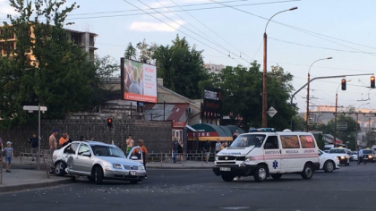 O ambulanta s-a ciocnit cu un Volkswagen, pe strada Ismail din capitala - GALERIE FOTO