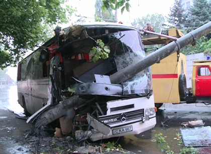 Se putea incheia tragic. Un autobuz a fost facut praf dupa ce a intrat intr-un stalp Se putea incheia tragic. Un autobuz a fost facut praf dupa ce a intrat intr-un stalp