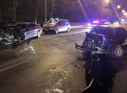 Accident grav in capitala. Doua masini s-au ciocnit violent. La fata locului a intervenit o ambulanta - FOTO Accident grav in capitala. Doua masini s-au ciocnit violent. La fata locului a intervenit o ambulanta - FOTO
