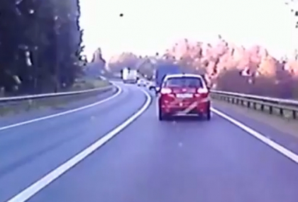 Cand MOARTEA vine de acolo de unde NU te astepti! Accident SOCANT filmat in Rusia Cand MOARTEA vine de acolo de unde NU te astepti! Accident SOCANT filmat in Rusia