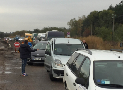 Ambuteiaj pe soseaua Straseni-Ungheni. Soferii, cu nervii la pamant: drumul se afla in reparatie, iar masinile se deplaseaza pe o singura banda - GALERIE FOTO