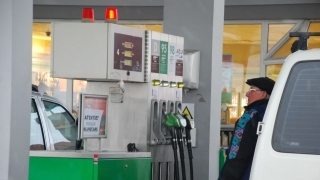 Filip a cerut, ANRE a facut. Preturile la benzina si motorina vor reveni la nivelul de saptamana trecuta. Agentia Nationala pentru Reglementare in Energetica si-a suspendat ultima decizie prin care a scumpit carburantii