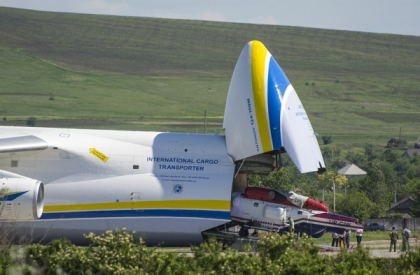 Ce avion a zburat deasupra orasului Balti? O aeronava Antonov An-124 a aterizat pe aeroportul International Marculesti: ar fi incarcat elicoptere si ar fi decolat. Ce spun autoritatile - GALERIE FOTO \\ VIDEO Ce avion a zburat deasupra orasului Balti? O aeronava Antonov An-124 a aterizat pe aeroportul International Marculesti: ar fi incarcat elicoptere si ar fi decolat. Ce spun autoritatile - GALERIE FOTO \\ VIDEO