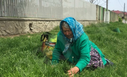 Mama a trei copii plecati peste hotare - singura la mormantul tatalui copiilor sai: "De 5 ani nu am mai sarbatorit Pastele alaturi de copii". Poza care contrasteaza cu belsugul afisat an de an in cimitirele din Moldova - FOTO