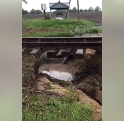 Majoritatea trenurilor circula, dupa ce azi dimineata fusesera anulate mai multe curse din cauza ploilor abundente. Apa a spalat pietrisul de sub sine, iar cursa spre Moscova porneste de la Bulboaca - VIDEO