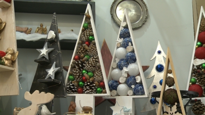 Magazinele din capitala vin cu fel de fel de oferte de decoratiuni de Craciun. Incepand de la compozitii din ramuri de brad si terminand cu globuri, cerbi si gnomi. Fiecare cumparator poate sa-si gaseasca decorul dupa placul sau - VIDEO Magazinele din capitala vin cu fel de fel de oferte de decoratiuni de Craciun. Incepand de la compozitii din ramuri de brad si terminand cu globuri, cerbi si gnomi. Fiecare cumparator poate sa-si gaseasca decorul dupa placul sau - VIDEO