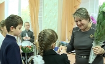 Buchete mari de flori, ciocolate si... plicuri! De ziua lor profesorii neaga ca ar fi primit bani