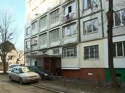 Caz terifiant in capitala. Un copil de un an si 8 luni a cazut de la etajul 3 al unui bloc de locuit in timp ce mama acestuia se afla la magazin. Micutul a fost gasit de vecini