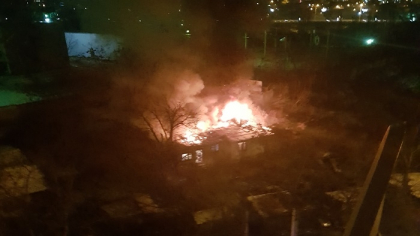 Incendiu la Valea Trandafirilor. O casa a ars in totalitate. Patru autospeciale, la fata locului - GALERIE FOTO Incendiu la Valea Trandafirilor. O casa a ars in totalitate. Patru autospeciale, la fata locului - GALERIE FOTO