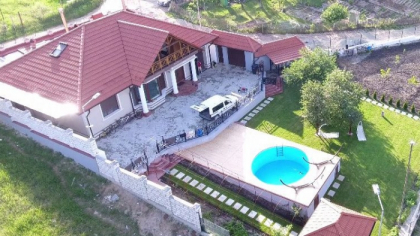 Casa lui Cavcaliuc, seful-adjunct al Inspectoratului General de Politie, a fost finalizata: are bazin si baterii solare - VIDEO - ZdG Casa lui Cavcaliuc, seful-adjunct al Inspectoratului General de Politie, a fost finalizata: are bazin si baterii solare - VIDEO - ZdG