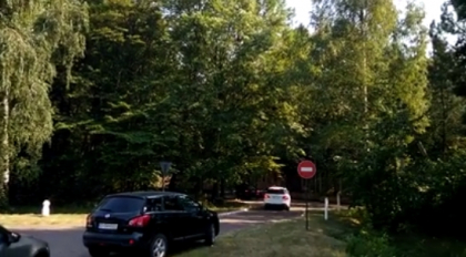 Igor Dodon face cumetria mezinului familiei la vila Condrita? Reporterii ZdG au surprins astazi Porsche-uri si Mercedes-uri de lux in parcarea vilei prezidentiale - VIDEO Igor Dodon face cumetria mezinului familiei la vila Condrita? Reporterii ZdG au surprins astazi Porsche-uri si Mercedes-uri de lux in parcarea vilei prezidentiale - VIDEO