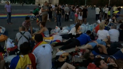 Manifestantii Marsului Centenar raman in PMAN pana cand autoritatile nu le vor intoarce cele trei autobuze. Iluminatul stradal din scuarul Pietii a fost oprit. Politia a venit cu dubite. Codreanu: "Suntem amenintati cu evacuarea in forta" - VIDEO Manifestantii Marsului Centenar raman in PMAN pana cand autoritatile nu le vor intoarce cele trei autobuze. Iluminatul stradal din scuarul Pietii a fost oprit. Politia a venit cu dubite. Codreanu: "Suntem amenintati cu evacuarea in forta" - VIDEO
