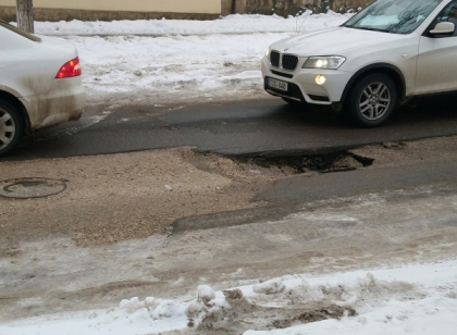 Inca o groapa, la intersectia strazilor Sfatul Tarii cu Sciusev. Este la cativa metri de cea care a fost reparata acum o saptamana: putea sa incapa o masina in ea - FOTO