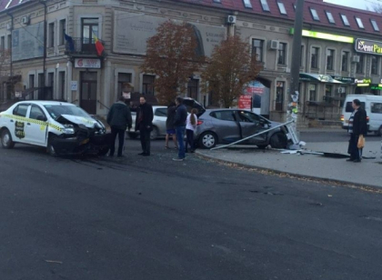 Accident in centrul capitalei. Un sofer a intrat cu masina intr-un pilon dupa ce s-ar fi ciocnit violent cu un taxi - FOTO Accident in centrul capitalei. Un sofer a intrat cu masina intr-un pilon dupa ce s-ar fi ciocnit violent cu un taxi - FOTO