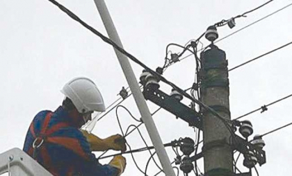 S-a electrocutat in timp ce repara o retea de electricitate. Un angajat al unei intreprinderi care presteaza servicii de intretinere a retelelor electrice, in coma S-a electrocutat in timp ce repara o retea de electricitate. Un angajat al unei intreprinderi care presteaza servicii de intretinere a retelelor electrice, in coma