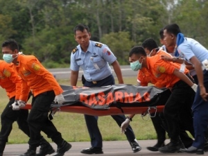 Epava avionului AirAsia a fost gasita. "Trei dintre victimele gasite plutind pe apa se tineau de mana" Epava avionului AirAsia a fost gasita. "Trei dintre victimele gasite plutind pe apa se tineau de mana"