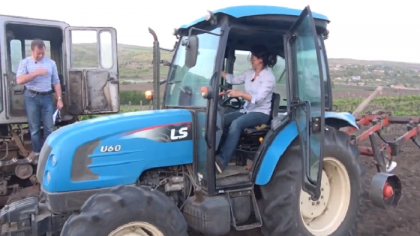 Silvia Radu, la volanul tractorului personal. Candidatul independent la functia de primar al capitalei se lauda intr-un interviu ca poate sofa. Imaginile postate pe internet - VIDEO Silvia Radu, la volanul tractorului personal. Candidatul independent la functia de primar al capitalei se lauda intr-un interviu ca poate sofa. Imaginile postate pe internet - VIDEO
