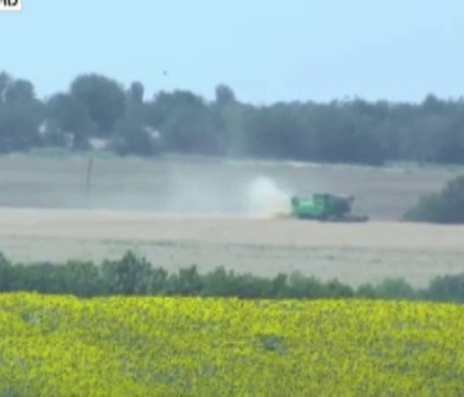 Catastrofa din Ucraina: Fermierii au inceput sa intre cu utilajele pe camp, fara sa le pese de ramasite si dovezi Catastrofa din Ucraina: Fermierii au inceput sa intre cu utilajele pe camp, fara sa le pese de ramasite si dovezi